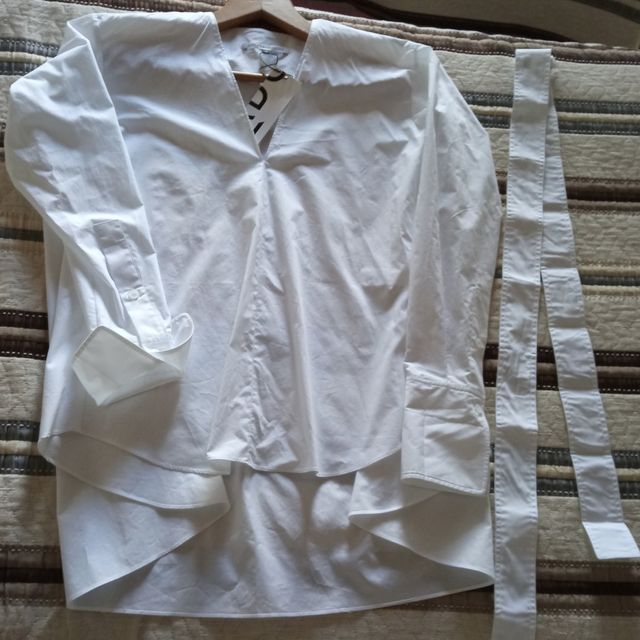 Camisa de algodón con bajo asimétrico