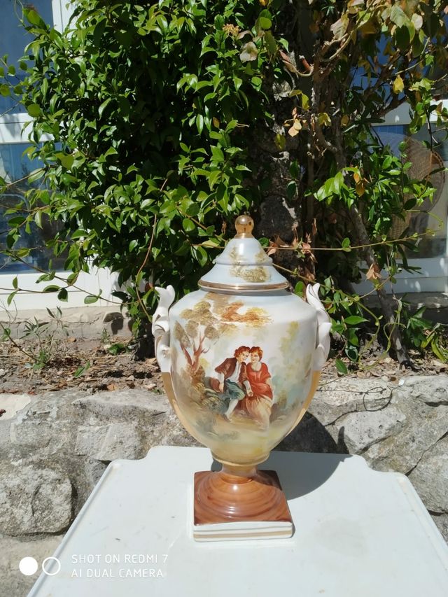 jarron con tapa pintado a mano