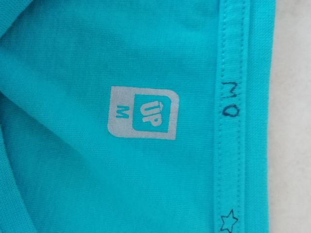 Camiseta azul corta con estrellas