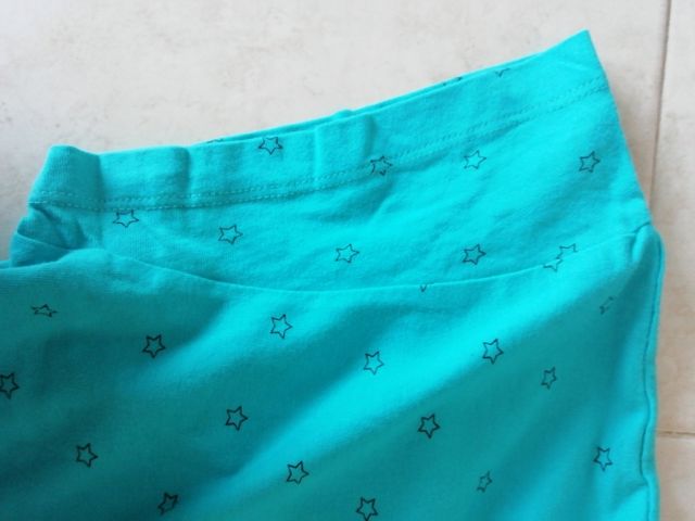 Camiseta azul corta con estrellas