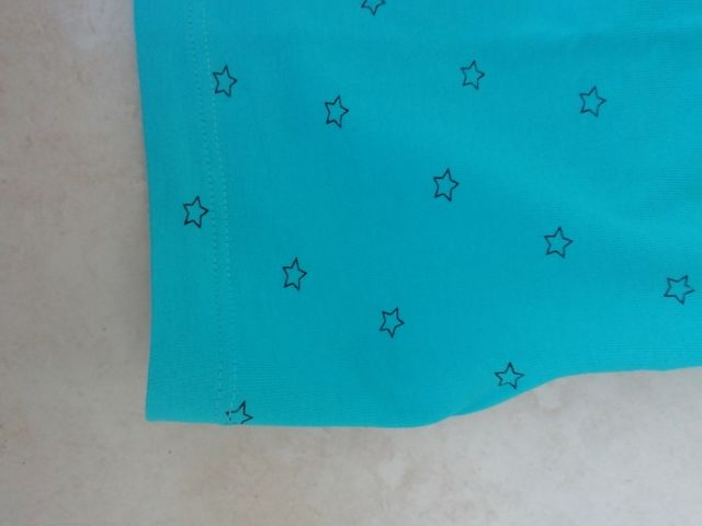 Camiseta azul corta con estrellas