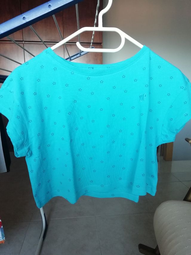 Camiseta azul corta con estrellas