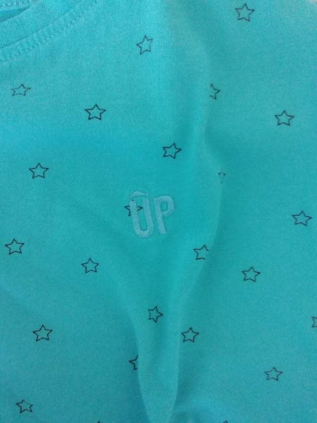 Camiseta azul corta con estrellas