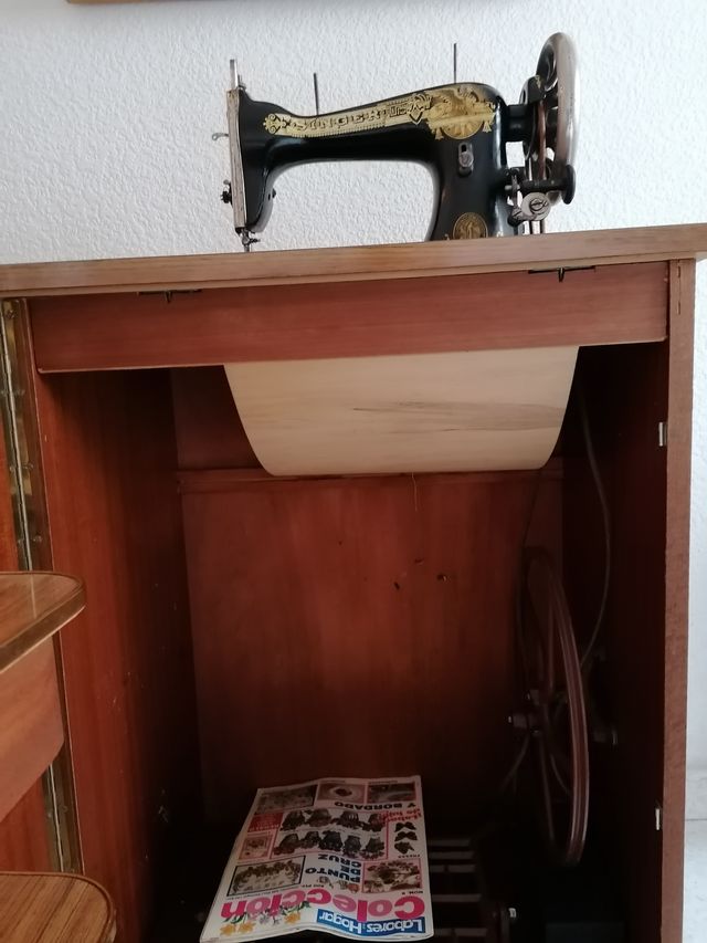 ANTIGUA MÁQUINA DE COSER SINGER. CON MUEBLE.