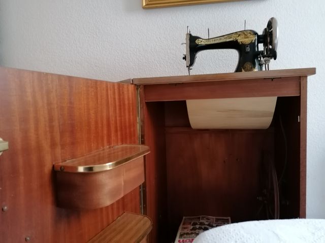ANTIGUA MÁQUINA DE COSER SINGER. CON MUEBLE.