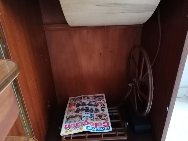 ANTIGUA MÁQUINA DE COSER SINGER. CON MUEBLE.