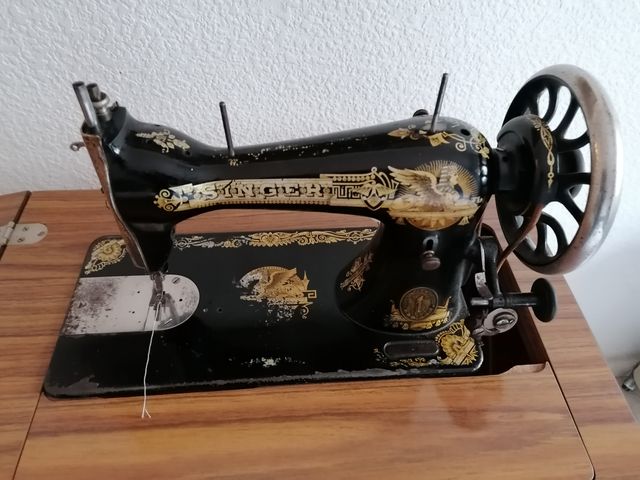 ANTIGUA MÁQUINA DE COSER SINGER. CON MUEBLE.