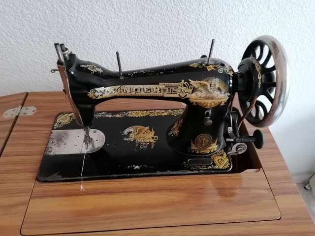 ANTIGUA MÁQUINA DE COSER SINGER. CON MUEBLE.