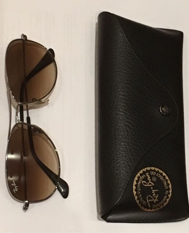 Gafas sol ray ban marron difuminadas.