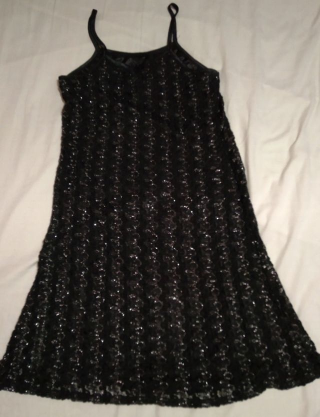 Vestido elástico de encaje negro.