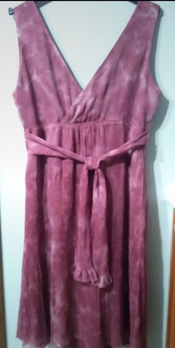 Vestido burdeos de gasa con forro.