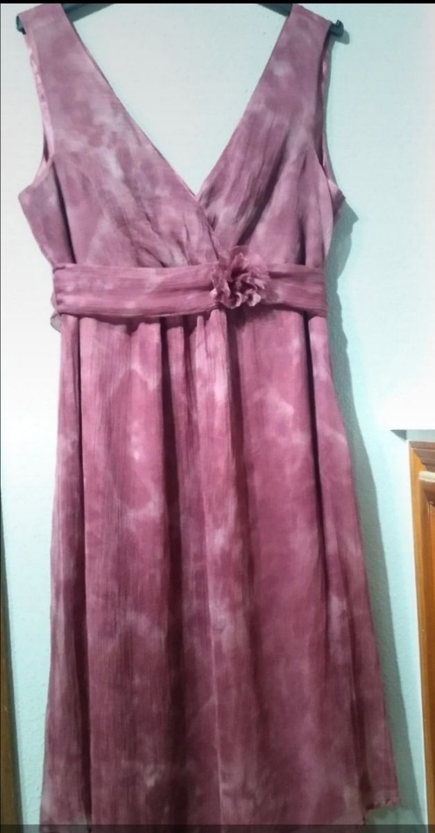 Vestido burdeos de gasa con forro.