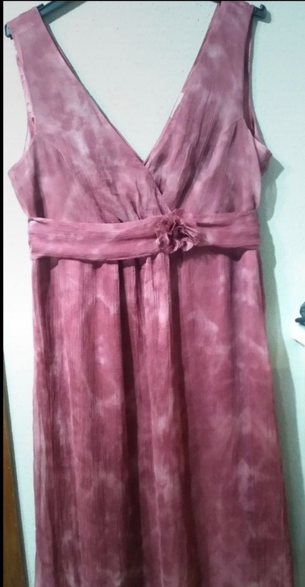 Vestido burdeos de gasa con forro.