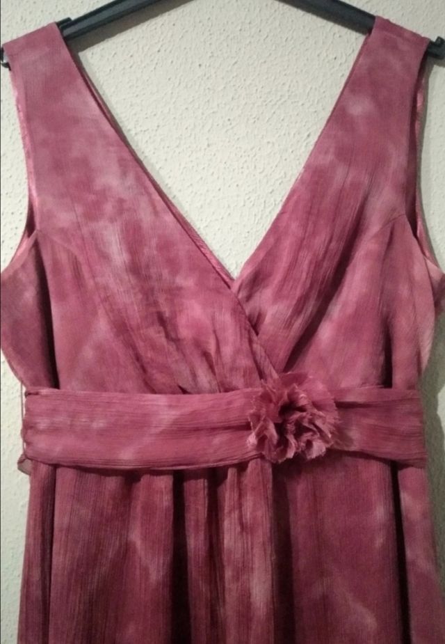 Vestido burdeos de gasa con forro.
