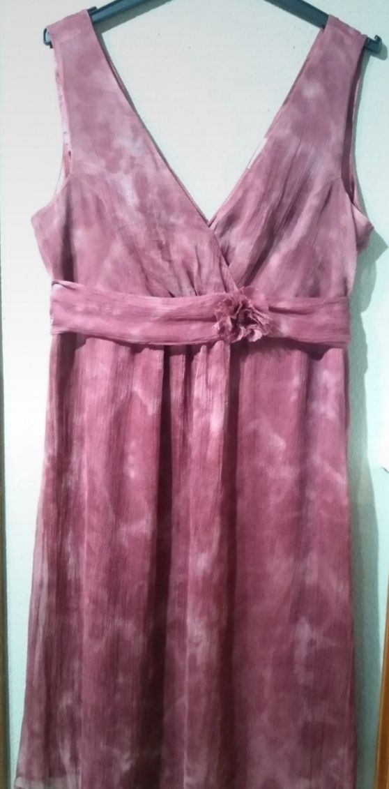 Vestido burdeos de gasa con forro.