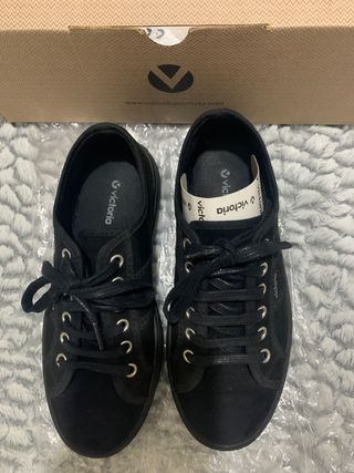 Bambas Victoria plataforma negras ante T-36 de segunda mano por 25 EUR en  El Prat de Llobregat en WALLAPOP