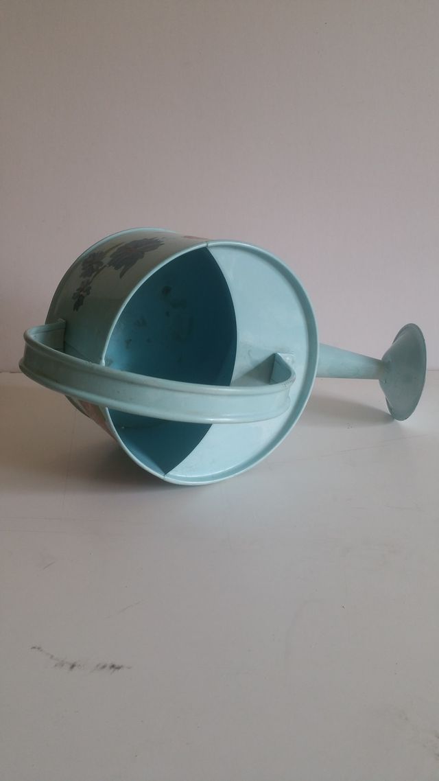 REGADERA RETRO / PINTADA A MANO, CON ADORNOS FLORA