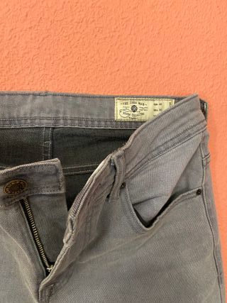 Pantalón vaquero gris ZARA hombre de segunda mano por 10 EUR en Las Palmas  de Gran Canaria en WALLAPOP