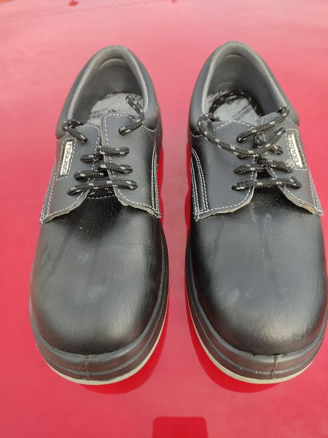 Zapatos de seguridad marca Robusta.