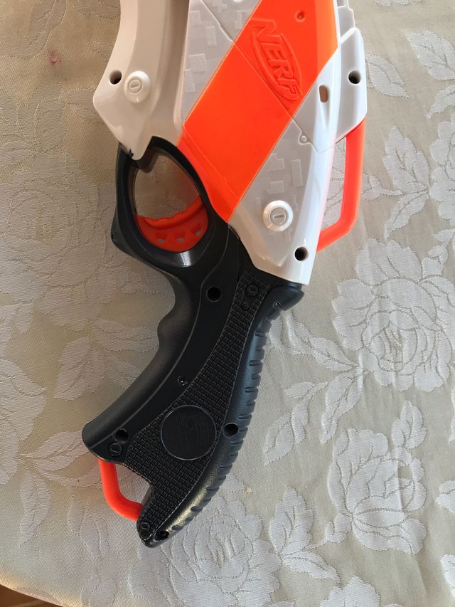 Pistola Nerf Blaster Roughcut 2x4