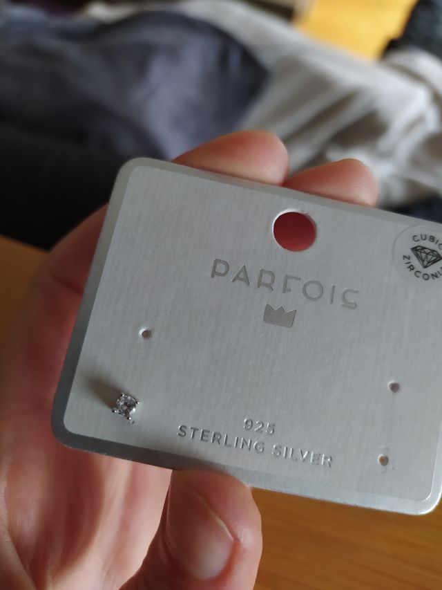Pendiente pequeño de plata nuevo