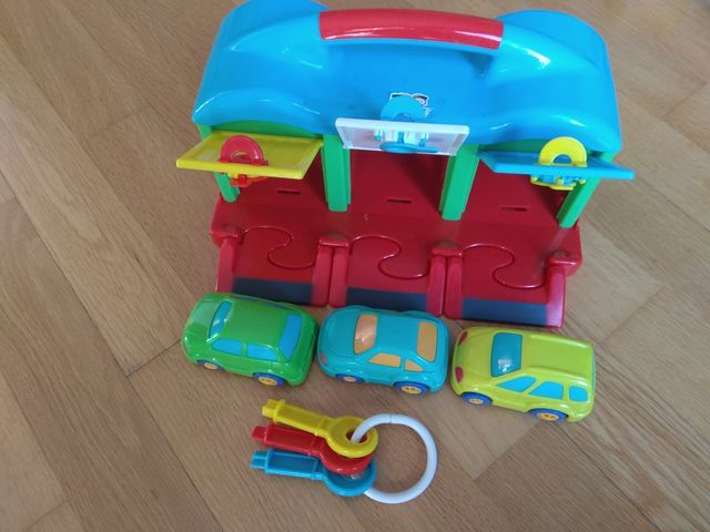 camión musical y garaje con llaves y coches