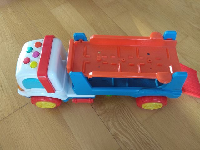 camión musical y garaje con llaves y coches