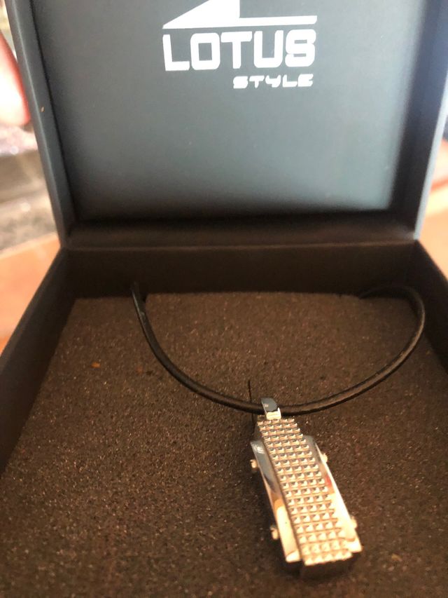 Colgantes de Lotus para caballero