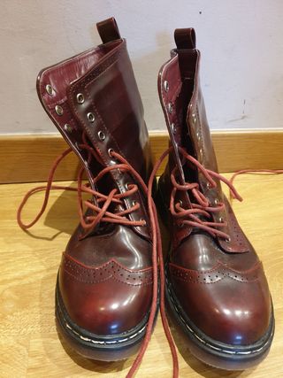 Botas militares granates tipo charol. Talla 38. de segunda mano por 15 EUR  en Hernani en WALLAPOP
