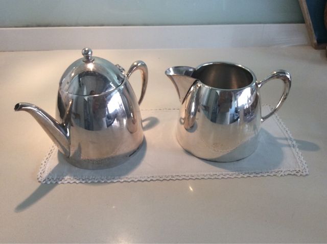 Tetera y lechera Art Decô, en alpaca