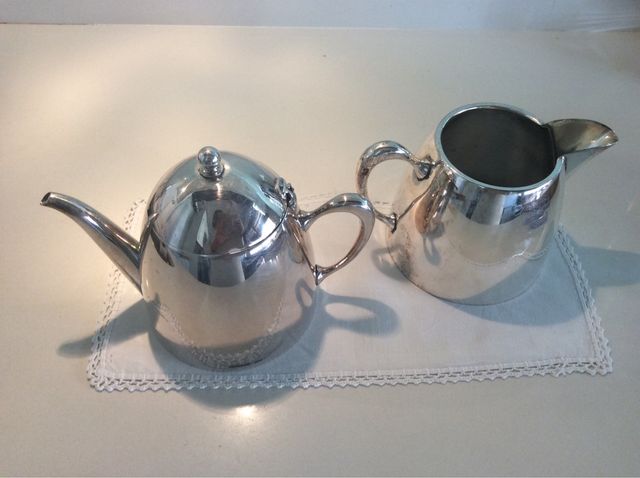 Tetera y lechera Art Decô, en alpaca