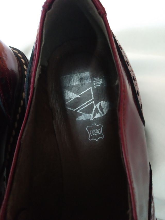 Zapatos piel charol.