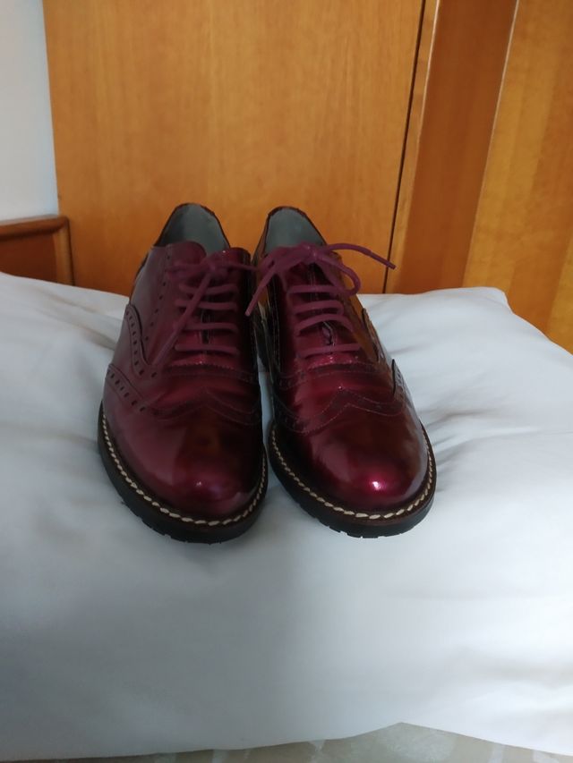Zapatos piel charol.