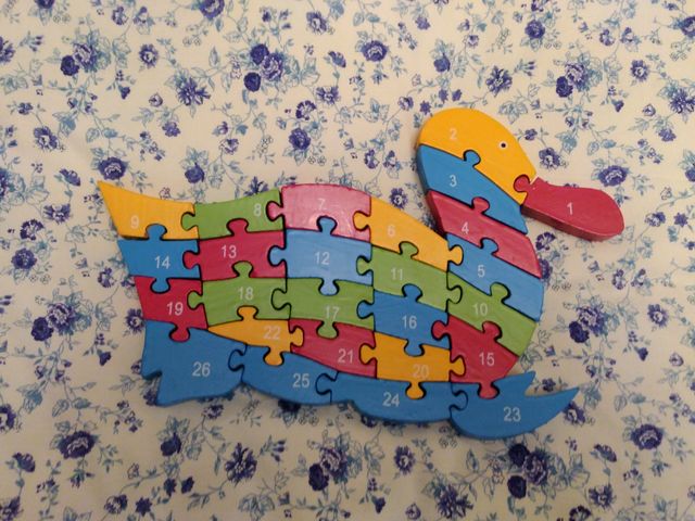 Puzzle madera pato números y letras. 