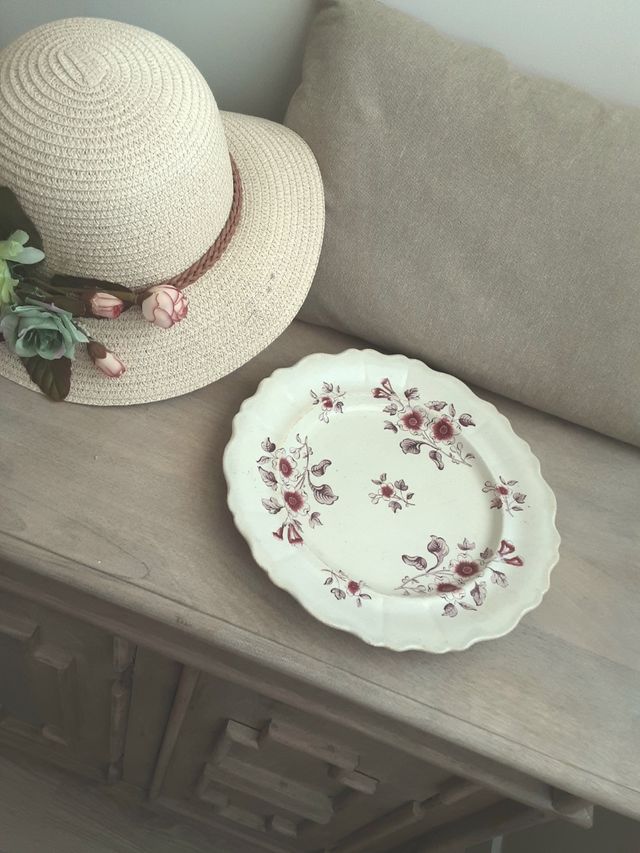 Plato antiguo. Fancy flowers.