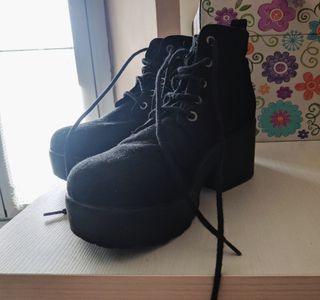 Botines negros tacón cordones de segunda mano por 9,9 EUR en Santiago de  Compostela en WALLAPOP