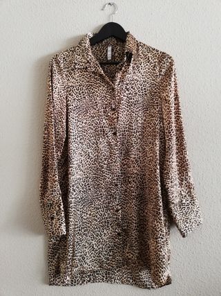 Vestido camisero leopardo Zara de segunda mano por 9 EUR en Alcorcón en  WALLAPOP