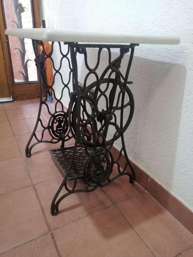 mesa patas hierro, 47cm x 81cm x 3 cm marmol