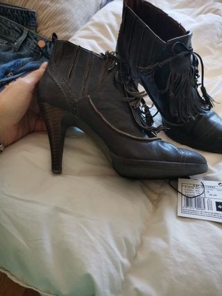 Botines Adolfo Dominguez de segunda mano por 15 EUR en Chiloeches en  WALLAPOP