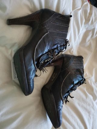 Botines Adolfo Dominguez de segunda mano por 15 EUR en Chiloeches en  WALLAPOP