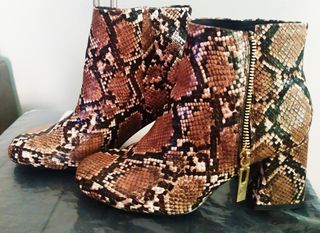 Botines Serpiente nuevas Stradivarius de segunda mano por 5 EUR en  Valdemoro en WALLAPOP
