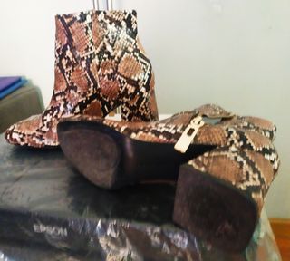 Botines Serpiente nuevas Stradivarius de segunda mano por 5 EUR en  Valdemoro en WALLAPOP