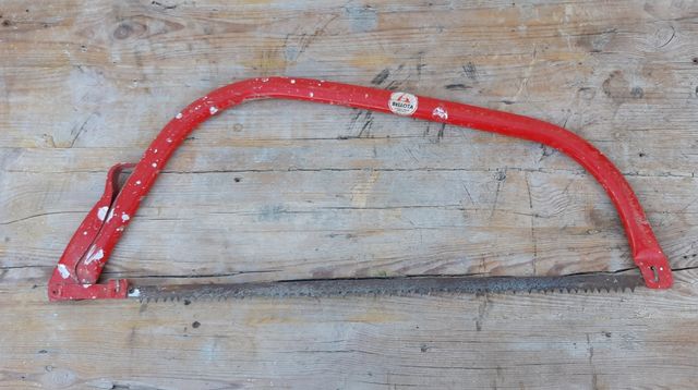 sierra de arco. sierra manual.