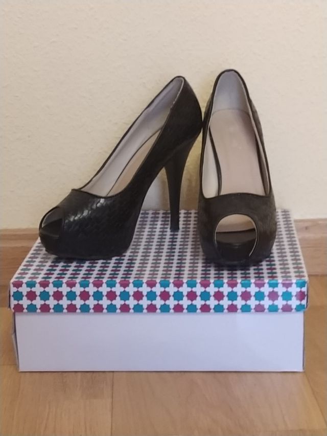 Zapato de fiesta.Negro, de tacón. Talla 38
