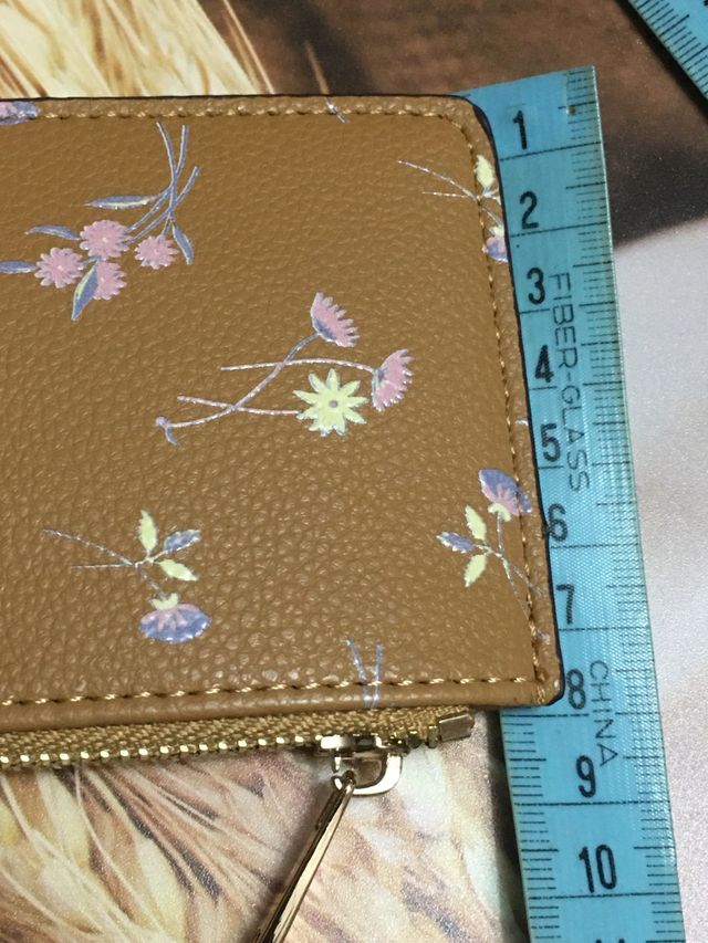 Monedero tarjetero camel estampado