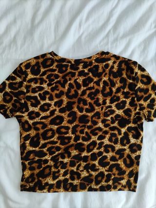 Camiseta animal print Zara de segunda mano por 4 EUR en A Coruña en WALLAPOP