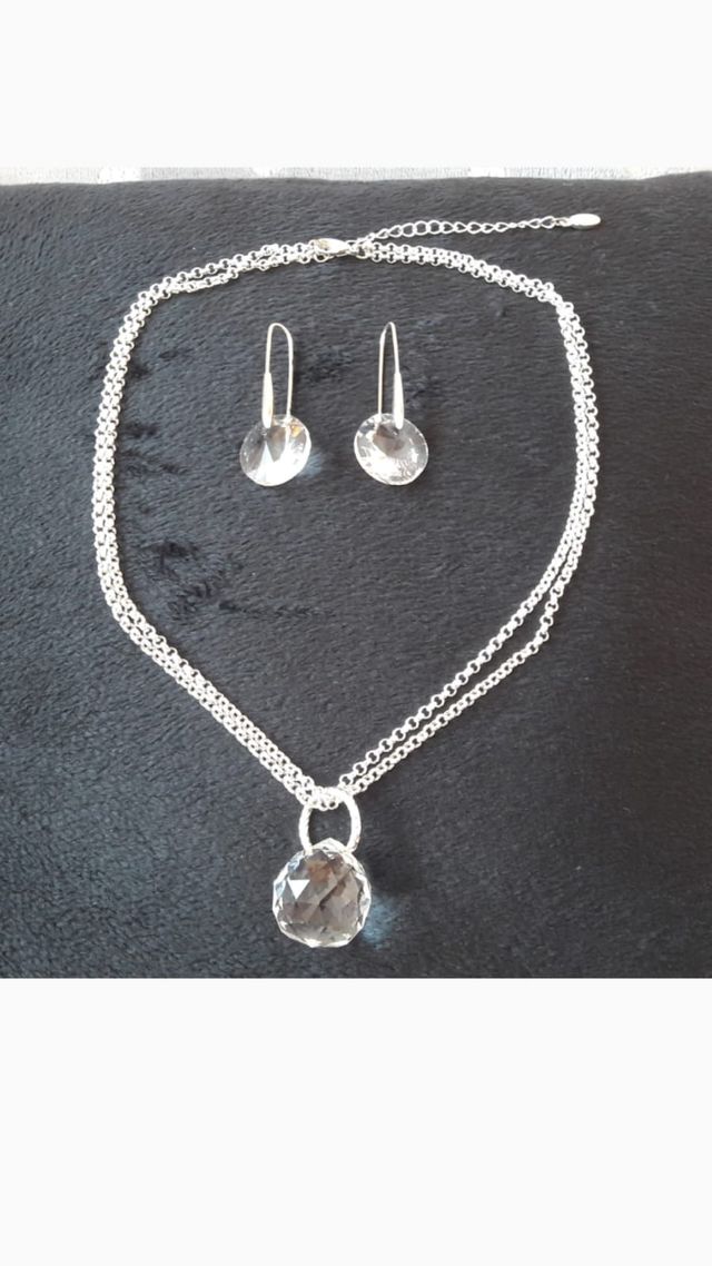 Conjunto de pendientes y collar.