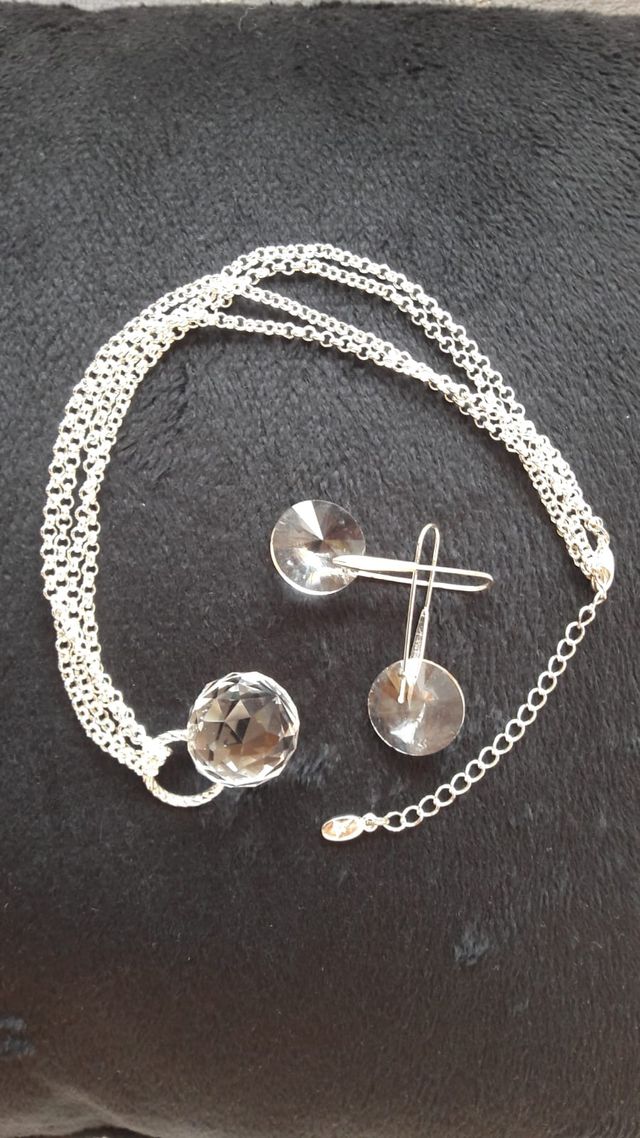 Conjunto de pendientes y collar.