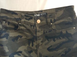 STRADIVARIUS - Pantalón camuflaje mujer de segunda mano por 5 EUR en  Sevilla en WALLAPOP