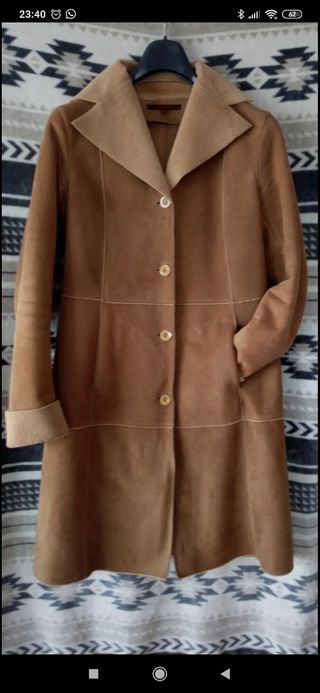 Abrigo de piel vuelta de Zara de segunda mano por 32 EUR en A Coruña en  WALLAPOP